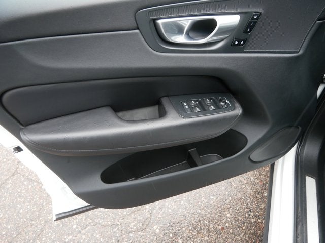 2023 Volvo XC60 Plus Dark Theme