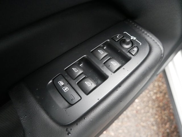 2023 Volvo XC60 Plus Dark Theme