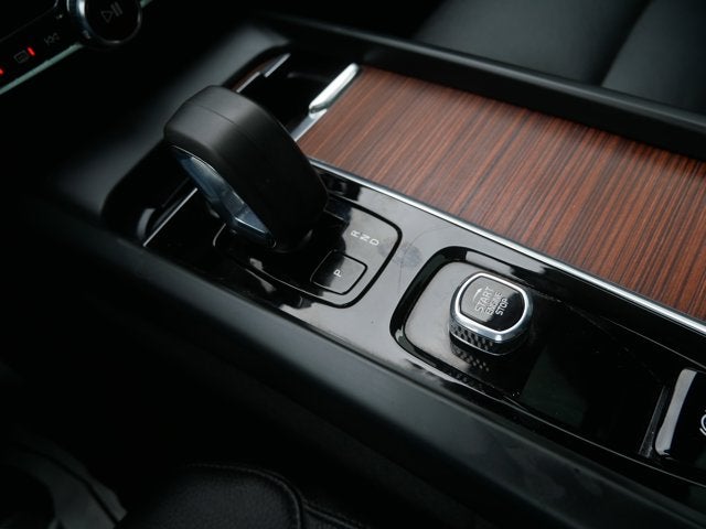 2023 Volvo XC60 Plus Dark Theme