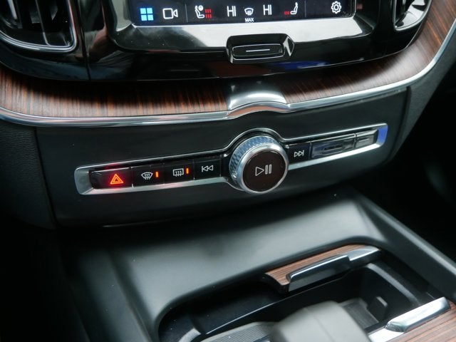 2023 Volvo XC60 Plus Dark Theme